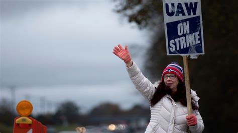 Union workers at General Motors appear to have voted down tentative contract deal